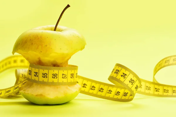 Bio-Lebensmittel und Öko-Lifestyle-Konzept: Flexibles Lineal bindet Apfel — Stockfoto