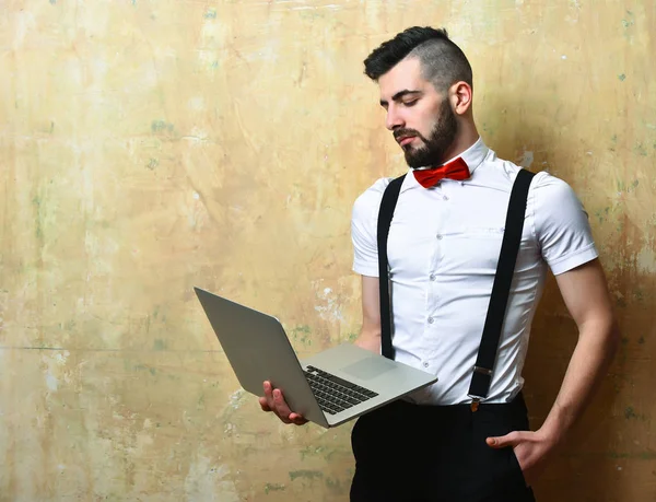 Chico con barba en camisa blanca mira en pantalla — Foto de Stock