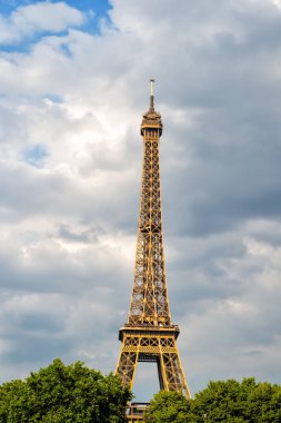 Eyfel Kulesi Paris, Fransa'da gün batımında. Romantik seyahat arka plan.