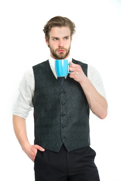 Бородатый человек, серьезный джентльмен пить чай или кофе из чашки — стоковое фото
