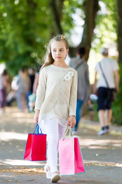 Krásná holčička kráčí s růžové nákupní tašky — Stock fotografie