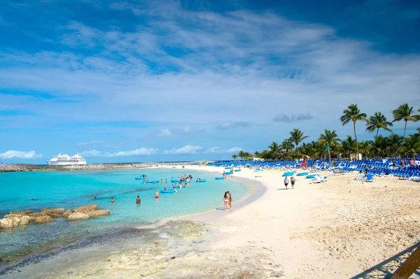 Pessoas que descansam na praia na areia branca com mar azul-turquesa — Fotografia de Stock