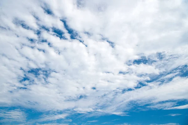 美しい clousy の青い空を背景 — ストック写真