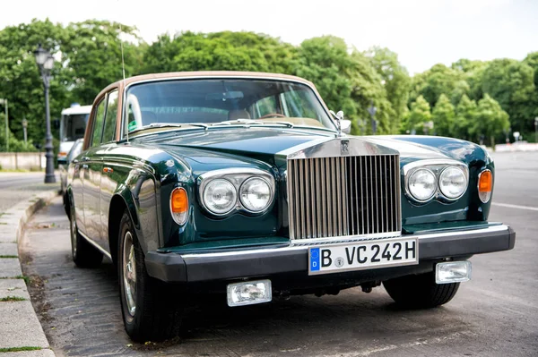 Эксклюзивный зеленый автомобиль класса люкс Rolls Royce Silver shadow II — стоковое фото