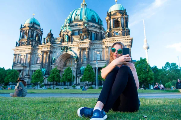 Hübscher Kerl sitzt vor dem Berliner Dom und macht Selfie — Stockfoto