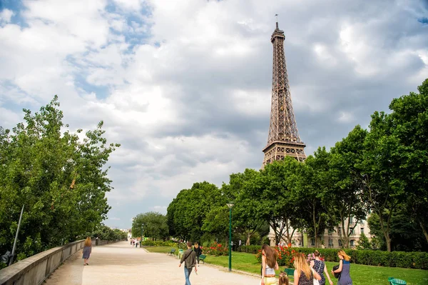 Eyfel Kulesi Paris, Fransa'da gün batımında. Romantik seyahat arka plan. — Stok fotoğraf