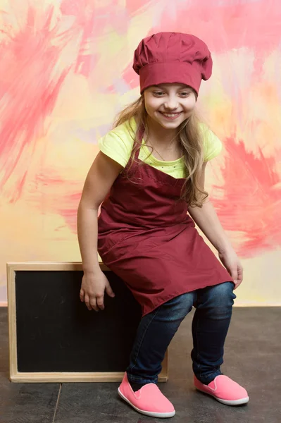 Bébé, enfant heureux avec panneau bannière dans la cuisine ou le restaurant — Photo