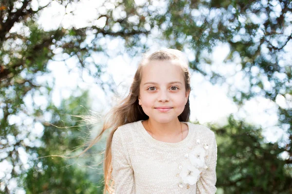 Retrato de una encantadora princesita feliz — Foto de Stock