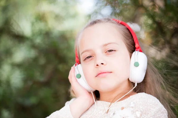 Menina bonito gostando de música usando fones de ouvido — Fotografia de Stock