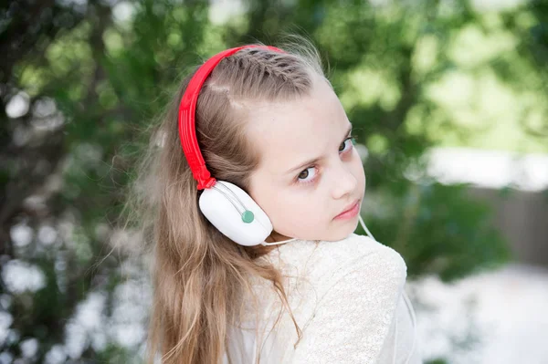 Cute little girl enjoying music using headphones — Stock Photo, Image