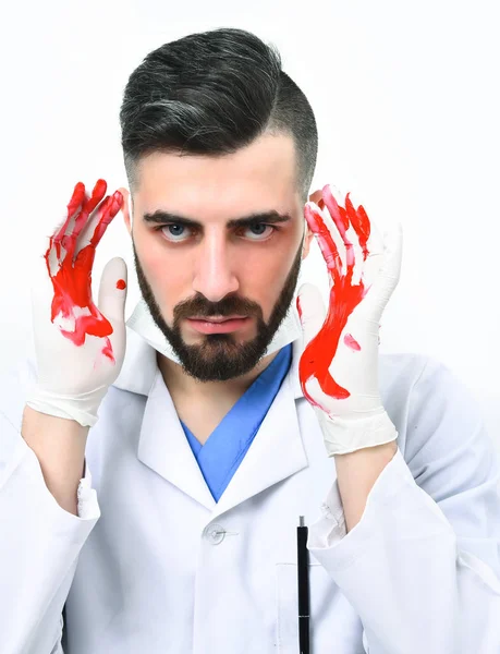 Dottore con espressione folle tiene su le mani insanguinate — Foto Stock