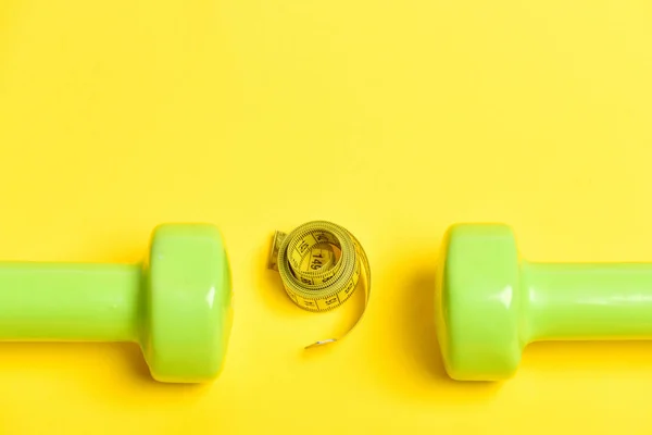Nastro per la misurazione del colore giallo con succosi manubri verdi — Foto Stock