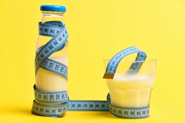 Έννοια της υγιεινής διατροφής με μπουκάλι και ποτήρι γάλα — Φωτογραφία Αρχείου
