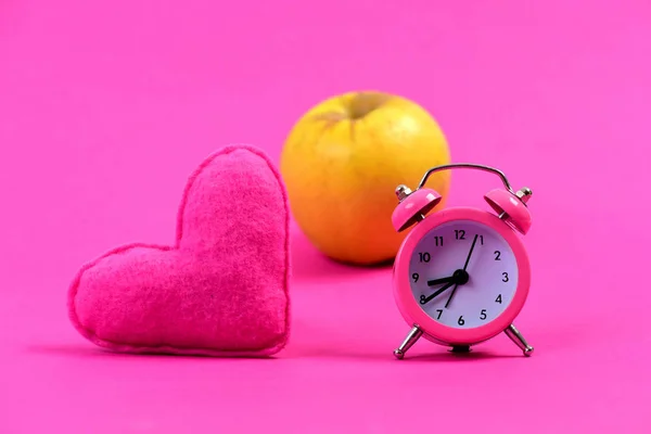 Çalar saat, kalp ve apple kompozisyon — Stok fotoğraf