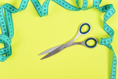 Renkli kulplar ve camgöbeği mavi esnek cetvel ile gümüş makas