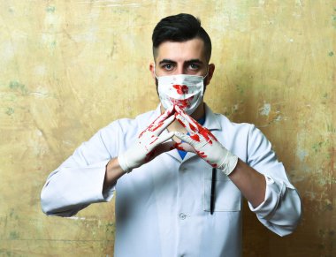 Cerrah ellerini eldivenle tutuyor.