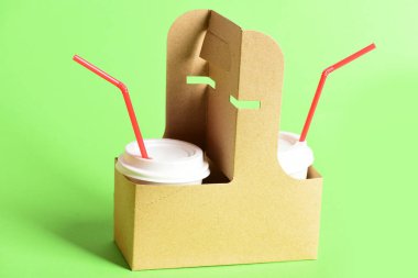 Plastik tek kullanımlık bardak kapakları ile sıcak içecekler için çifti