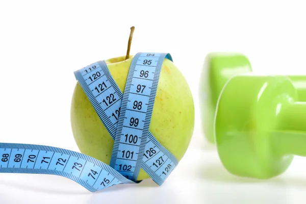 Tejp för mätning knuten runt färskt saftigt äpple — Stockfoto