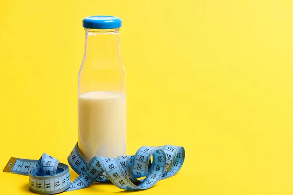 Flasche weiße Milch und Maßband in blauer Farbe — Stockfoto