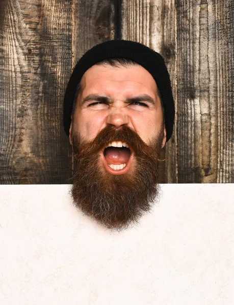 Baard brutale Kaukasische hipster met wit vel papier — Stockfoto
