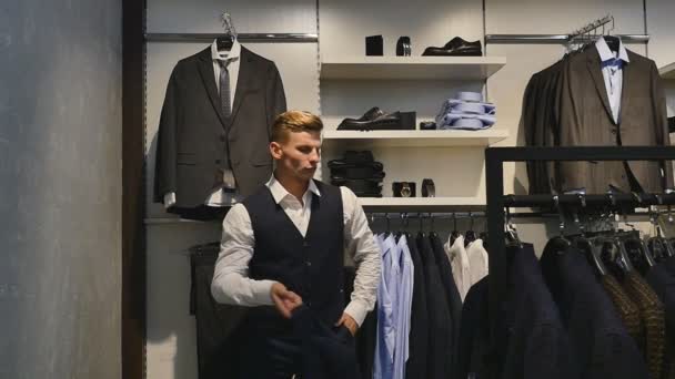 Uomo mettere cappotto sulla spalla al negozio di abbigliamento, rallentatore — Video Stock