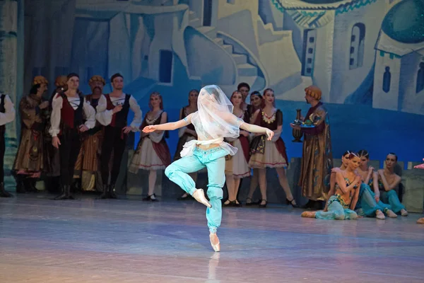 Bailarina de ballet Katerina Kukhar bailando durante el ballet Corsar — Foto de Stock