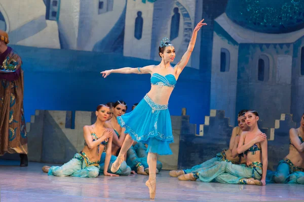 Bailarina de ballet Katerina Kukhar bailando durante el ballet Corsar — Foto de Stock