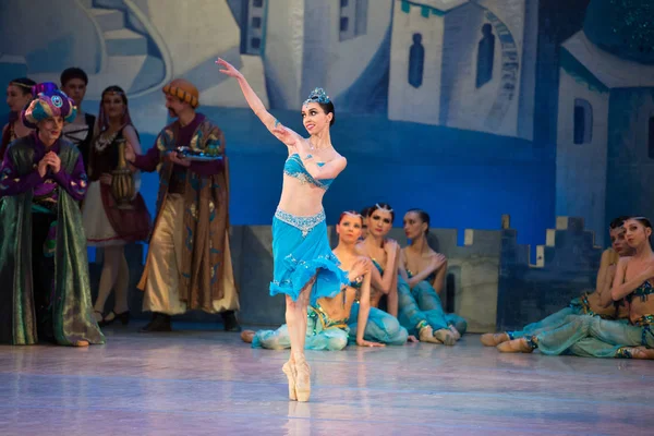 발레 댄서 케이트 Kukhar 발레 Corsar 동안 춤 — 스톡 사진