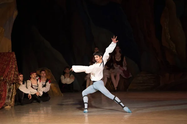 Артист балета Александр Стоянов танцует во время балета "Корсар" — стоковое фото