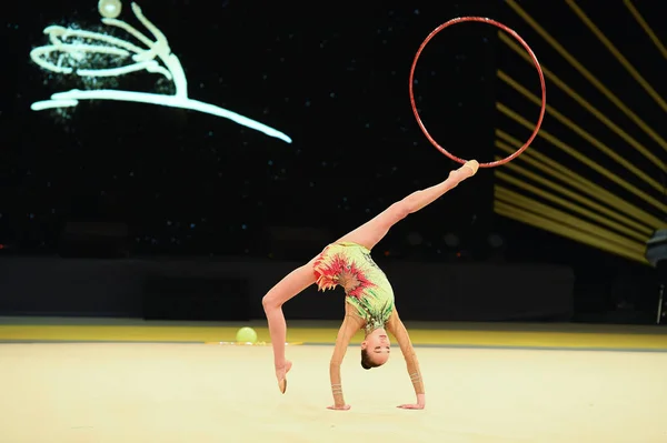 Turner meisje uit te voeren op ritmische gymnastiek competitie — Stockfoto