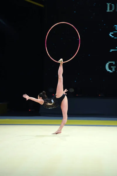 Gymnastka dívka vystoupí na rytmickou gymnastiku konkurence — Stock fotografie