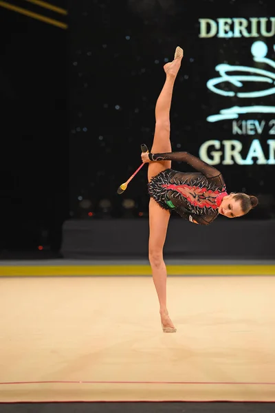 Turnerinnen treten bei Wettkampf der rhythmischen Sportgymnastik auf — Stockfoto