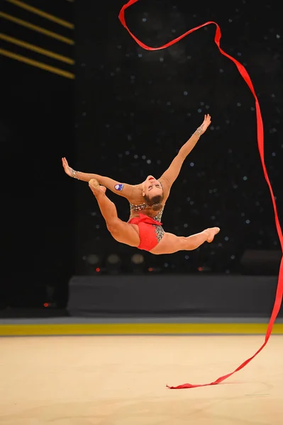 Turnerinnen treten bei Wettkampf der rhythmischen Sportgymnastik auf — Stockfoto