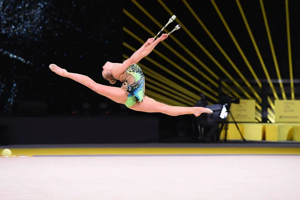 Turnerinnen treten bei Wettkampf der rhythmischen Sportgymnastik auf — Stockfoto