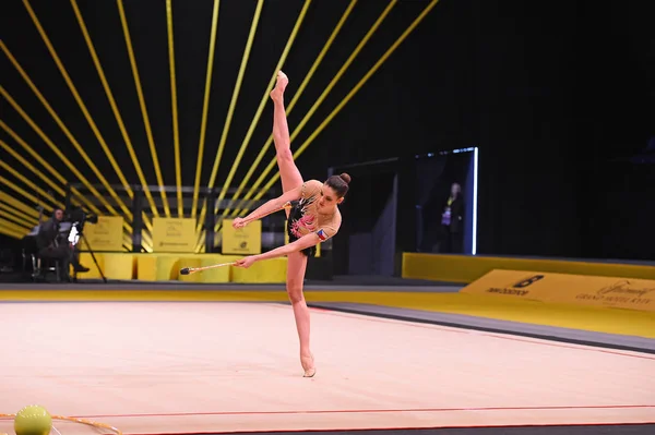 Gymnast girl perform at rhythmic gymnastics competition — Stock Photo, Image