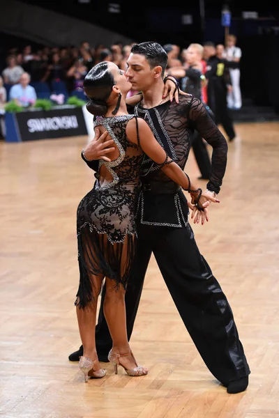 Danza coppia latina in una posa di danza — Foto Stock