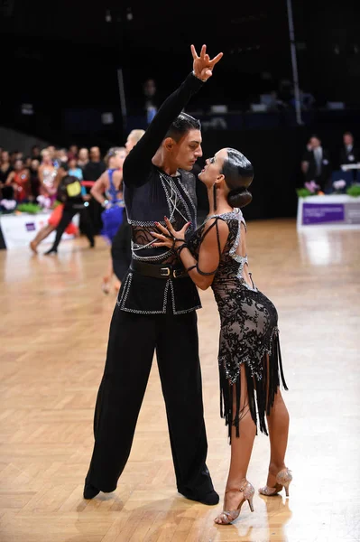 Baile pareja latina en una pose de baile —  Fotos de Stock