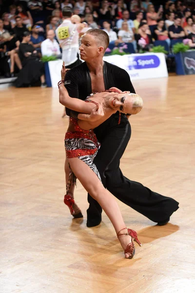 Dance latin couple in a dance pose — Stock Photo, Image