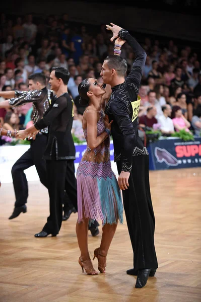 Tanzendes lateinisches Paar in einer Tanzpose — Stockfoto
