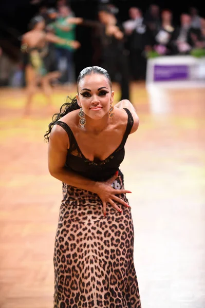 Latijnse vrouw danser in een pose dans — Stockfoto