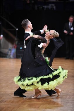 Alman Açık Şampiyonası 'nda Grand Slam Standart sırasında dans eden kimliği belirsiz bir çift.