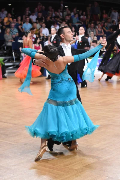 जर्मन ओपन चॅम्पियनशिपमध्ये ग्रँड स्लॅम स्टँडार्ट दरम्यान नृत्य पोझमध्ये एक अज्ञात नृत्य जोडपे — स्टॉक फोटो, इमेज