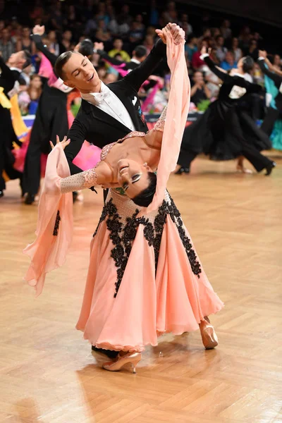 Una pareja de baile no identificada en una pose de baile durante el Grand Slam Standart en el Campeonato Abierto de Alemania — Foto de Stock