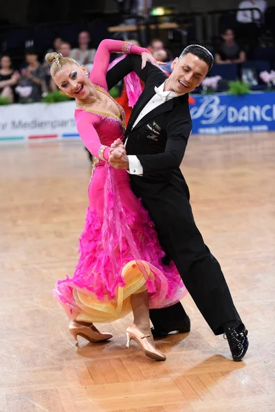 Una pareja de baile no identificada en una pose de baile durante el Grand Slam Standart en el Campeonato Abierto de Alemania —  Fotos de Stock