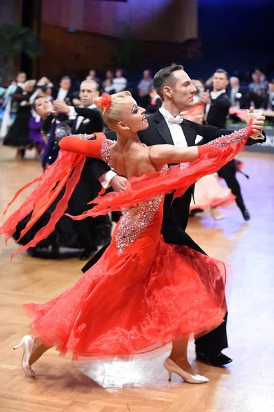 Невизначена танцювальна пара під час Великого шолома на відкритому чемпіонаті Німеччини. — стокове фото