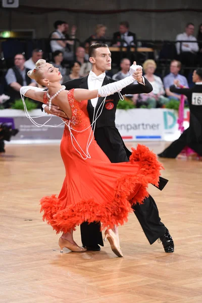 Una pareja de baile no identificada en una pose de baile durante el Grand Slam Standart en el Campeonato Abierto de Alemania — Foto de Stock