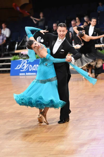 Een onbekend danspaar in een danspost tijdens Grand Slam Standart op het Duitse Open Kampioenschap — Stockfoto