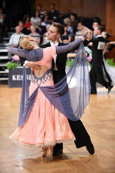 Una pareja de baile no identificada en una pose de baile durante el Grand Slam Standart en el Campeonato Abierto de Alemania —  Fotos de Stock