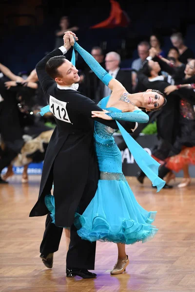 An unidentified dance couple in a dance pose during Grand Slam Standart at German Open Championship — Stock Photo, Image