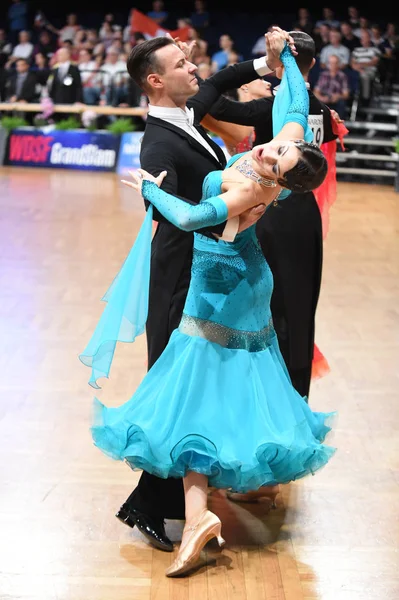 Una pareja de baile no identificada en una pose de baile durante el Grand Slam Standart en el Campeonato Abierto de Alemania — Foto de Stock